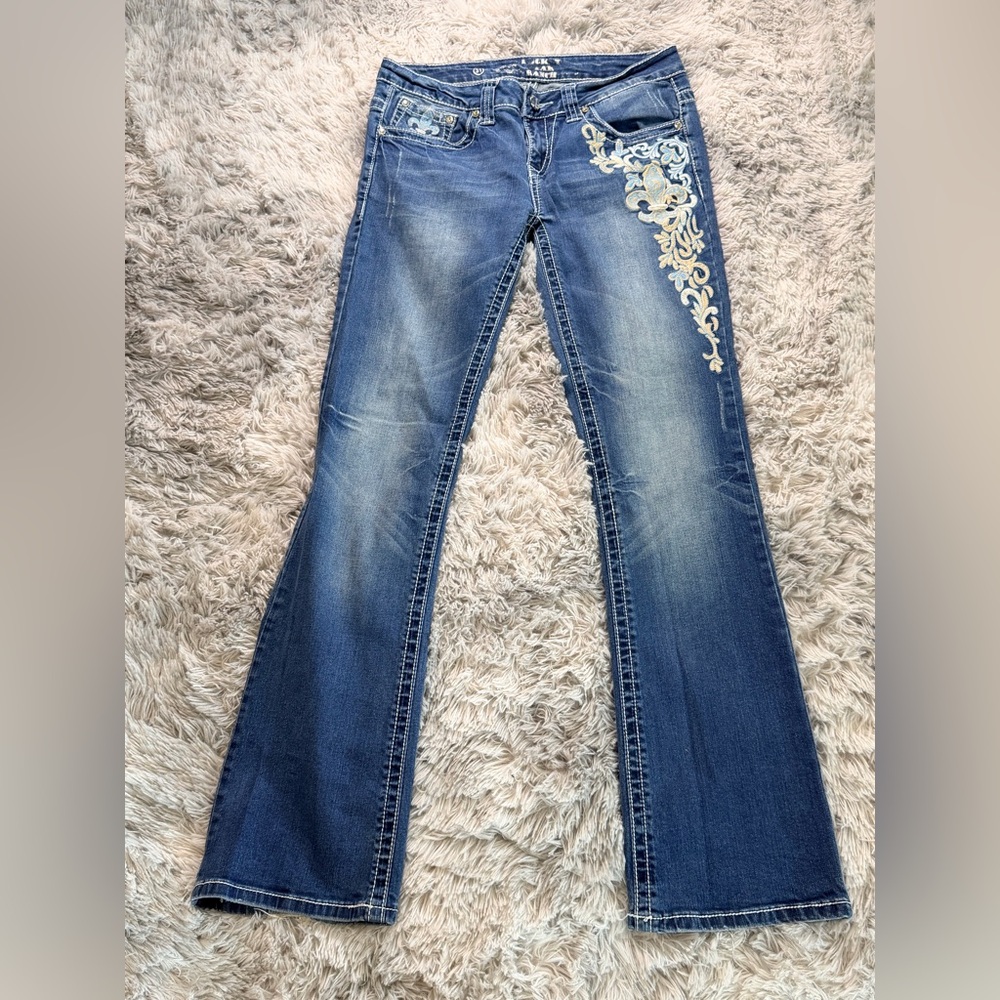 Women’s Blue Embroidered Back-Pocket Jeans